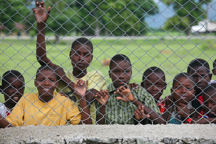 Haiti, Kinder am Zaun