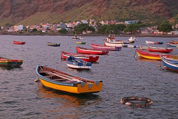 Fischerboote im Hafen von Tarrafal, São Nicolau (Kap Verde)