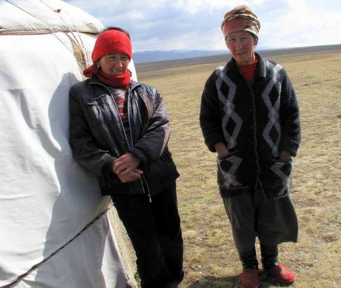 Frauen an einer Jurte in Kirgistan