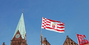 Landesflagge über dem Bundesland Bremen