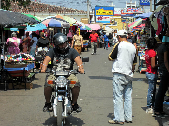 Mann auf Motorrad in El Salvador