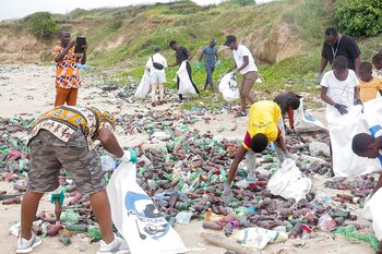 Plastik-Müll am Strand in Ghana