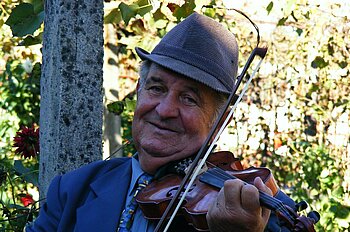 Geige spielender Roma in Rumänien