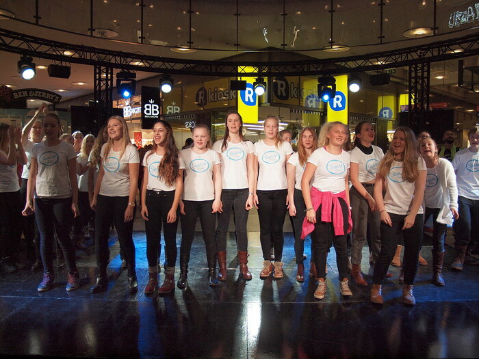 Vorführung einer Tanzschule in Helsinki