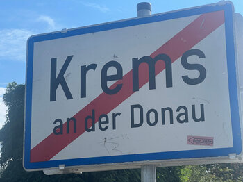 Ortsschild von Krems, eine der Statutarstädte von Österreich Österreich Städte