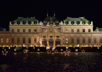 Weihnachtlich geschmücktes Schloss Belvedere in Wien