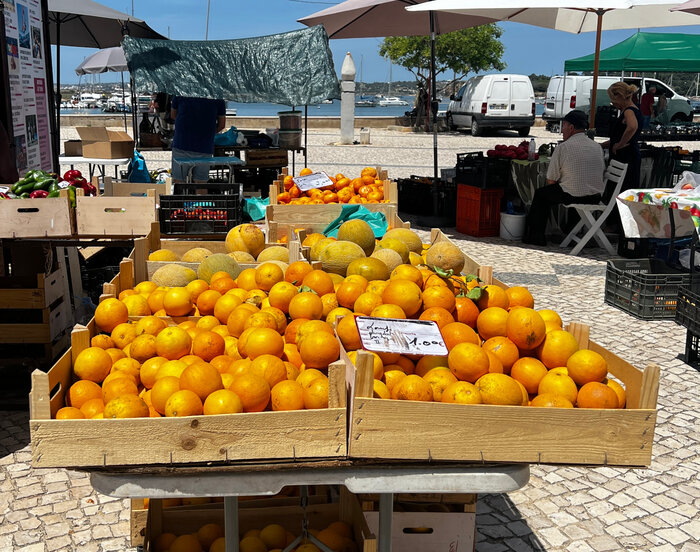 Orangen auf einem Markt in Portugal Orangen auf einem Markt in Portugal
