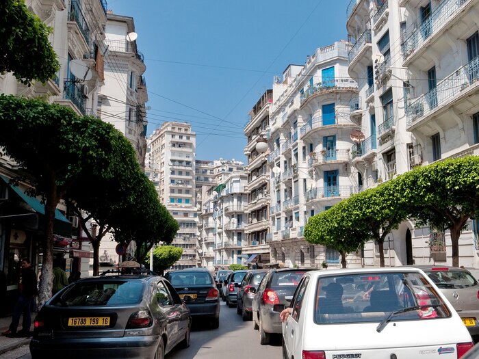 Straße mit Autos Algier