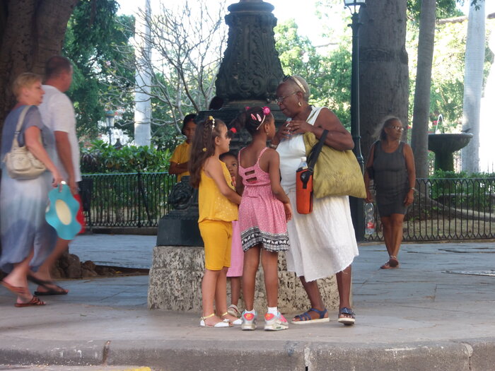 Kinder auf der Plaza de Armas