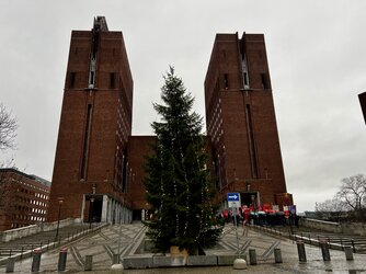 Weihnachtsbaum vor dem Rathaus in Oslo