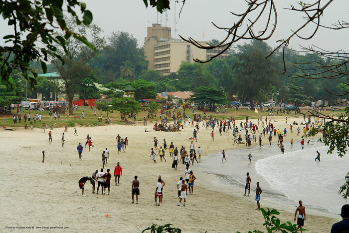 Menschen am Strand von Freetown