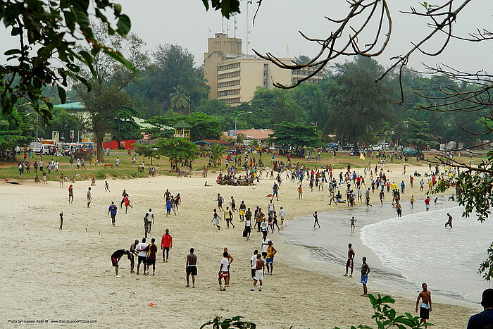 Menschen am Strand von Freetown