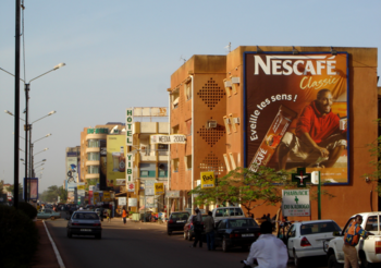 Straße und Häuser in Ouagadougou