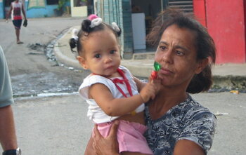 Mädchen aus der Dom Rep mit Oma in Guarícano