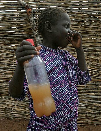 Mädchen mit Wasser in einer Flasche