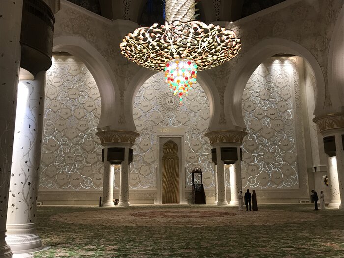 Teppich und Kronleuchter in der Sheikh-Zayed-Moschee
