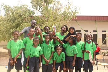 Ghanaische Schüler mit Pokal