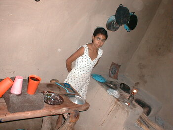 Mädchen in ihrer Küche in Honduras