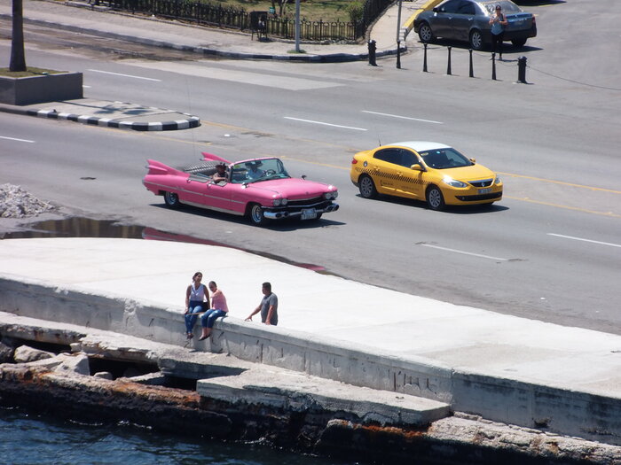 Oldtimer und Taxi in Havanna