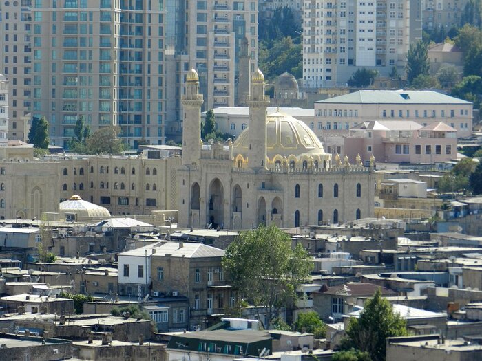 Moschee und Häuser in Baku