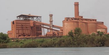 Bauxit-Fabrik in Guinea