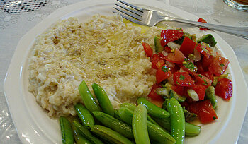 Harissa aus Armenien, serviert mit Gemüse