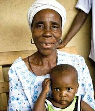 Großmutter mit Enkel aus Liberia