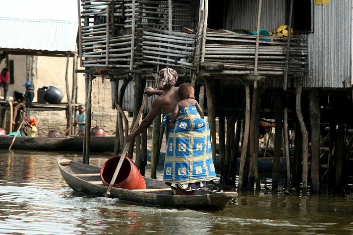 Einwohnerin von Ganvié, Benin, mit Baby