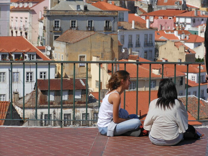Zwei Mädchen machen Pause in Lissabon