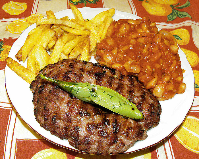 Chiftea mit Pommes und Bohnen