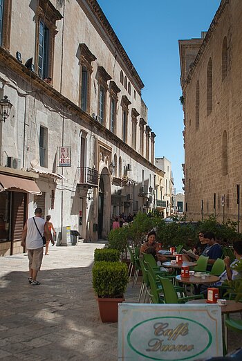 Alltag und Leben in Italien: Straße und Café