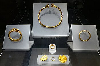 Goldschmuck, Grabhügel bei Reinheim