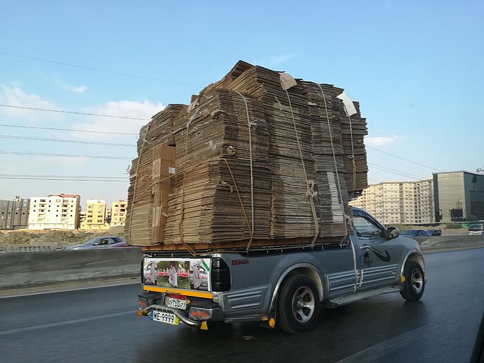 Pick-up mit hoher Ladung in Ägypten