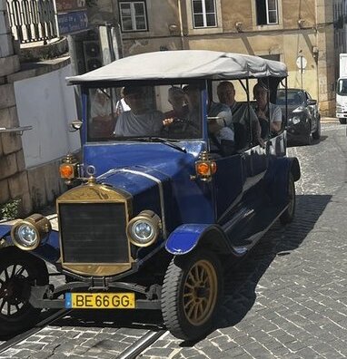 Oldtimer für Touristen in Lissabon Touristen in Lissabon in Oldtimern