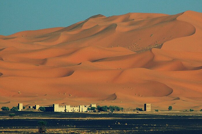 Stadt Merzouga in Marokko an Sanddüne