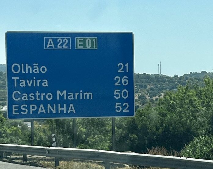 Straßenschild auf Portugiesisch Portugiesisch