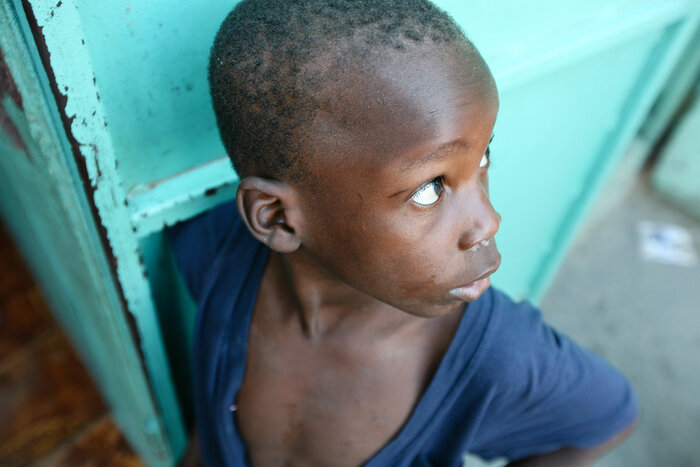 Junge am Klinikeingang, Haiti