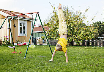 Schwedischer Junge macht Handstand