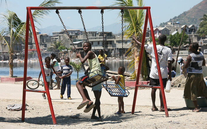 Kind beim Schaukeln in Haiti