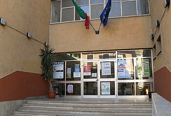 Eingang einer Mittelschule in Italien