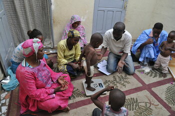 Medizinische Untersuchung von Kindern in Nouakchott