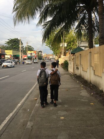 Kinder auf dem Schulweg auf den Philippinen