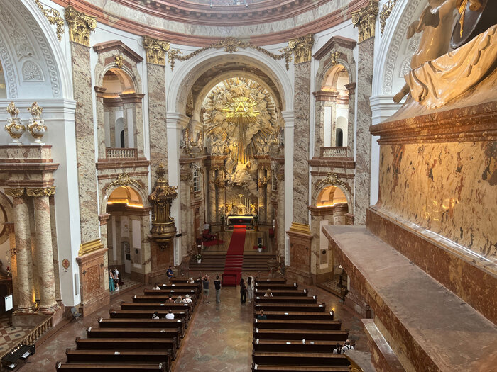 Karlskirche von innen Innenraum der Karlskirche in Wien