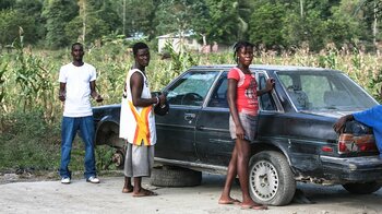 Einwohner von Haiti am Auto