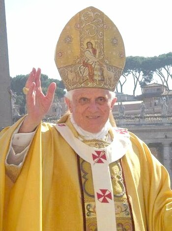 Papst Benedikt mit der Insignie, dem Pallium