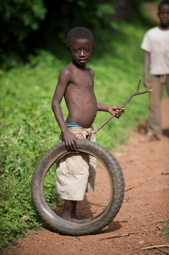 Junge mit Reifen