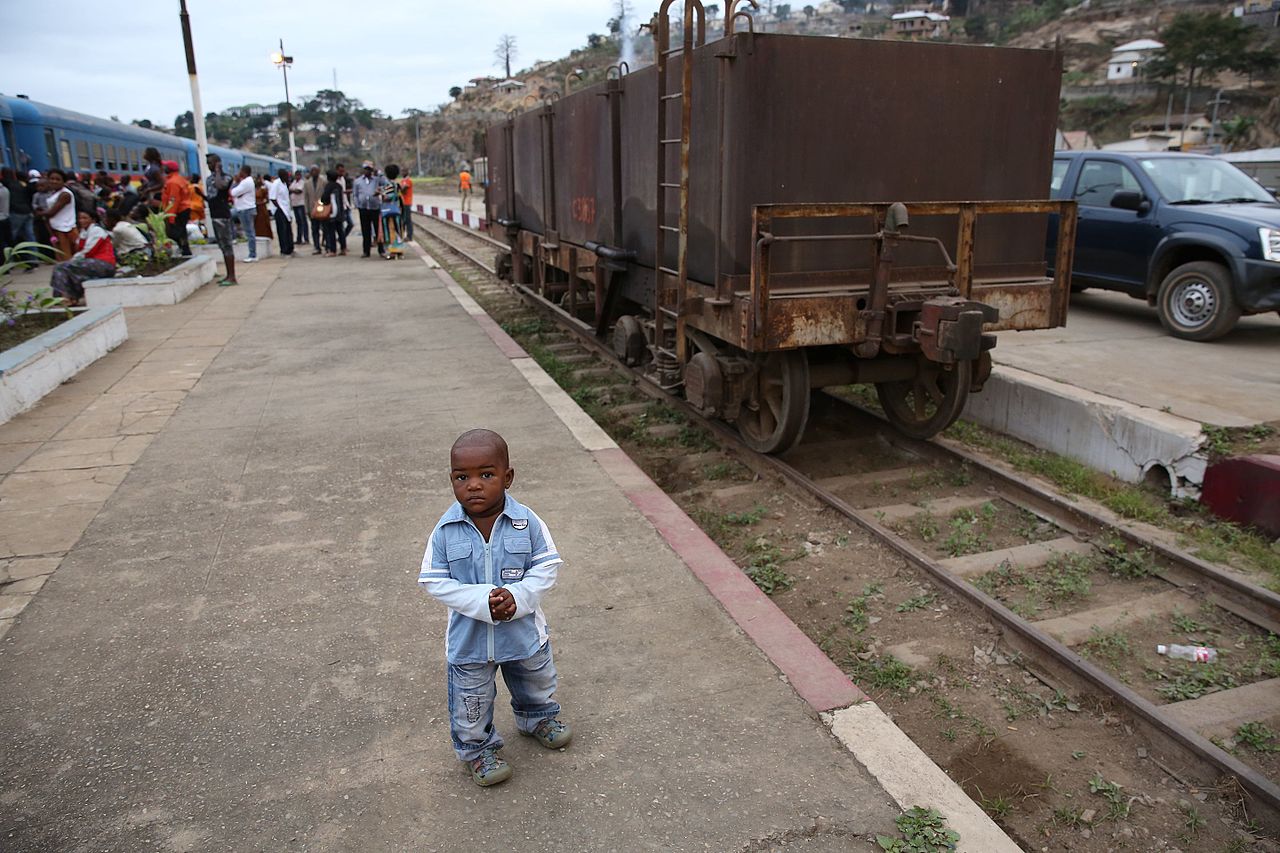 Junge wartet auf den Zug im Kongo