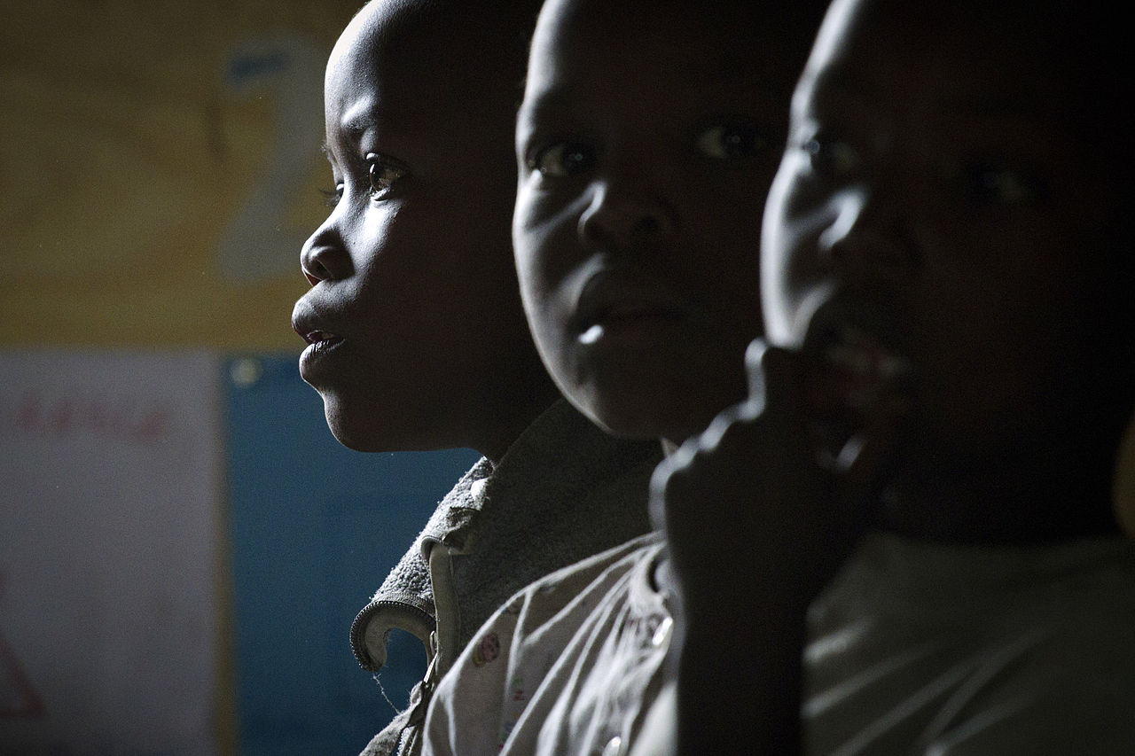 Drei Jungen im Kongo im Schulunterricht