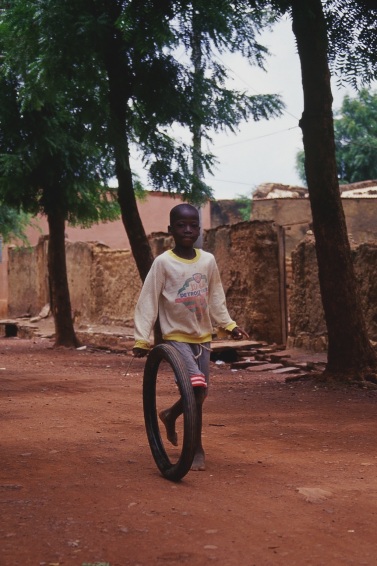 Spiel mit einem Fahrradreifen in Mali