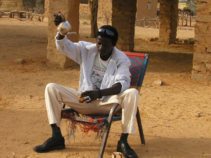 Mann in Niger bereitet Tee zu